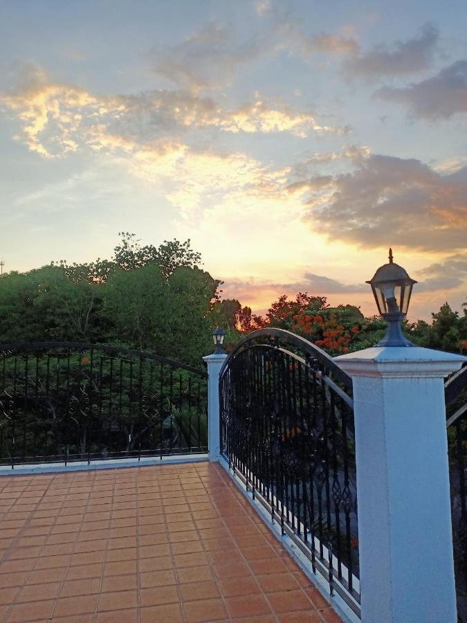 El Castillo Bed And Breakfast Angono Exterior foto