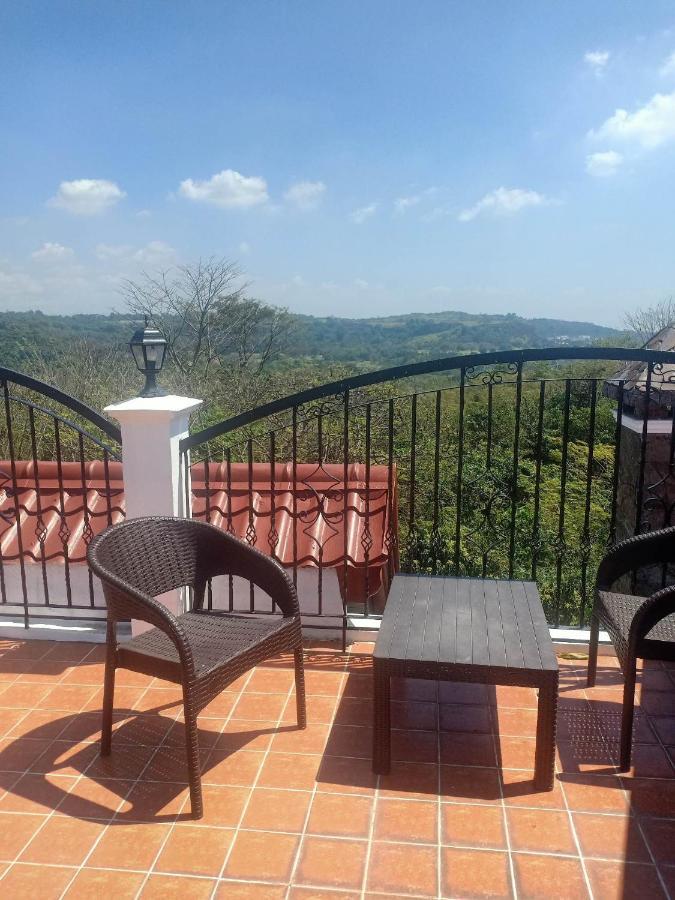 El Castillo Bed And Breakfast Angono Exterior foto