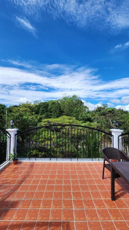 El Castillo Bed And Breakfast Angono Exterior foto